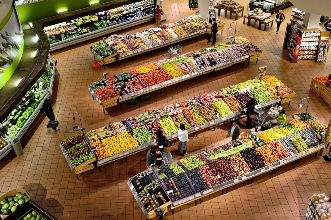 a foto mostra um panorama de um supermercado
