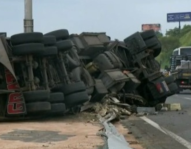 Caminhão tombou na Rodovia D. Pedro, em Campinas (Foto: Reprodução/EPTV Campinas)
