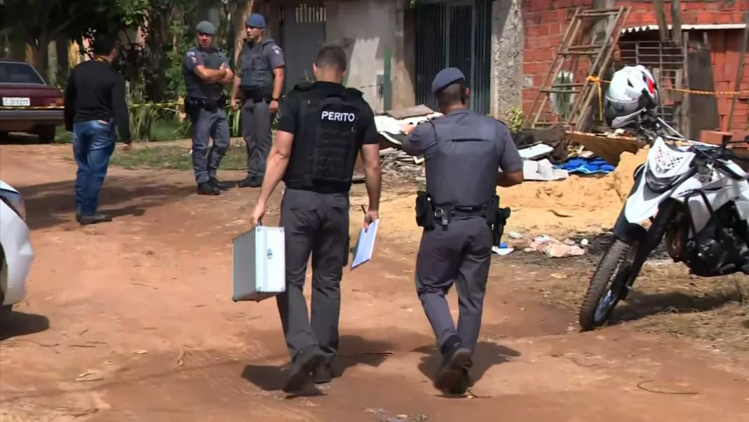 Perito e policial militar na cena do crime, em Campinas (Foto: Reprodução/EPTV Campinas)