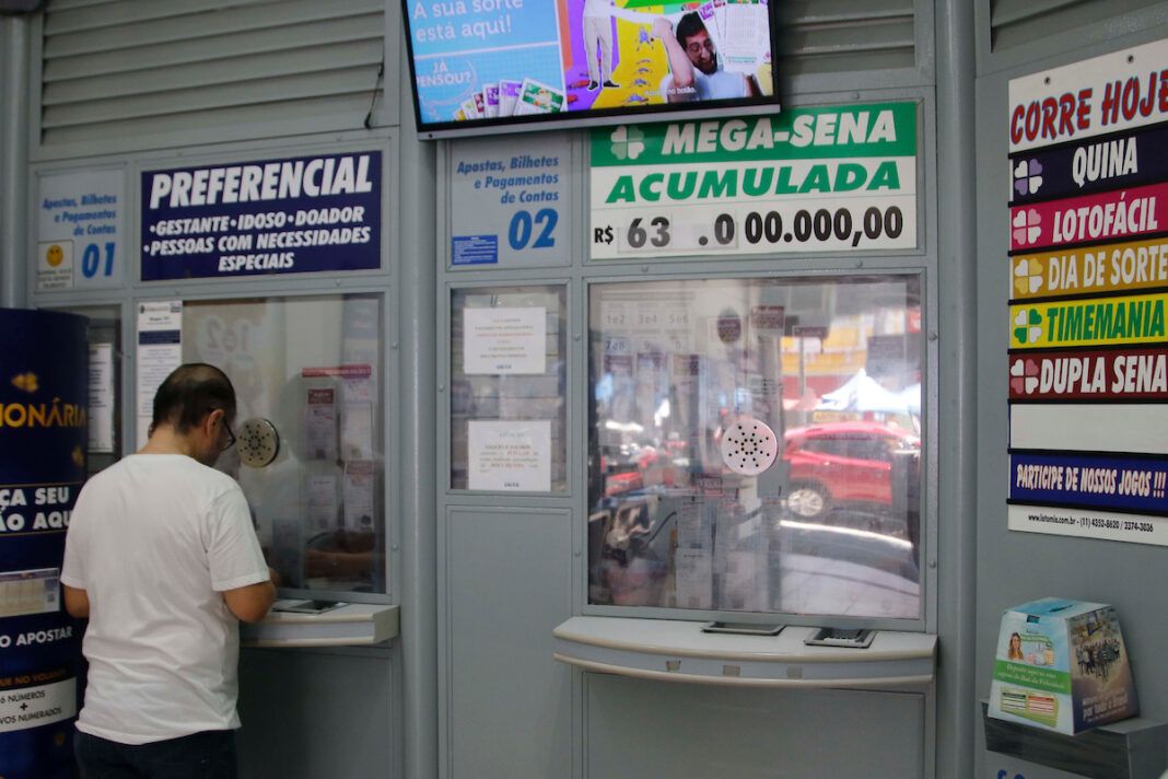 a foto mostra um homem dentro de uma casa lotérica em Campinas