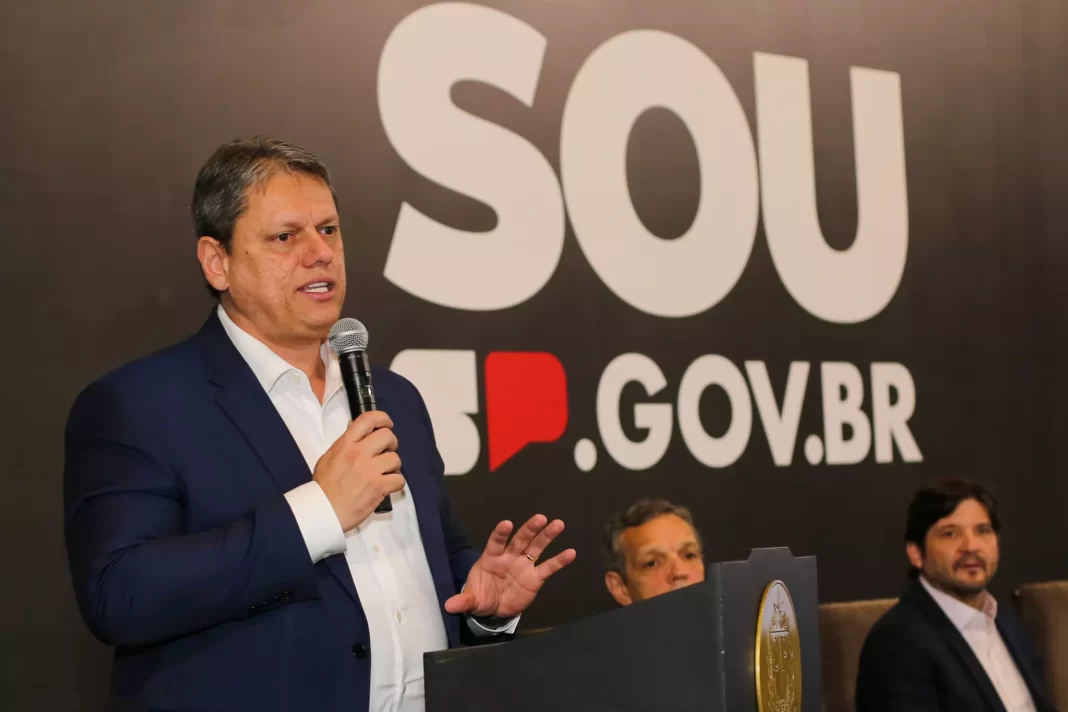 a foto mostra o governador Tarcísio de Freitas em um evento sobre o aplicativo da prova de vida