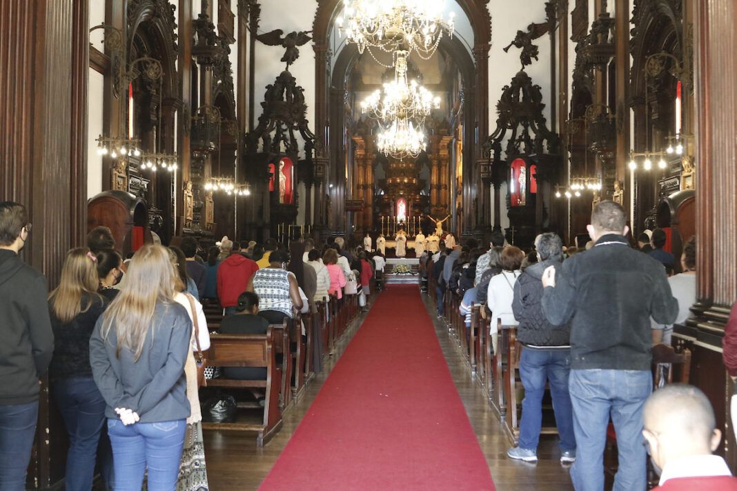 Catedral Metropolitana de Campinas celebra a Ceia do Senhor, com a cerimônia do lava-pés e a instituição da Eucaristia na Sexta-Feira Santa (Foto: Código 19)