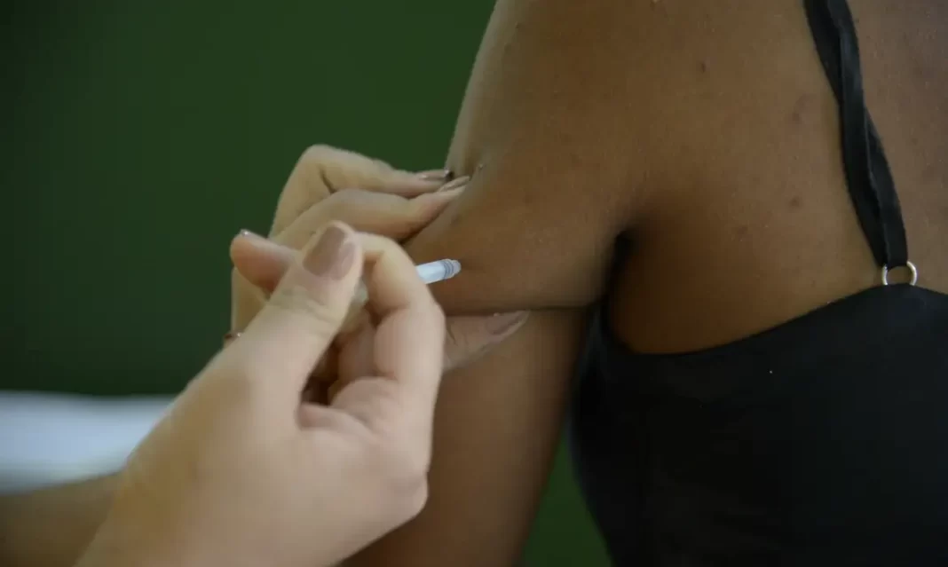 a foto mostra a vacina sendo aplicada no braço de uma mulher