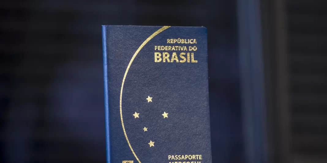 a imagem mostra um passaporte brasileiro com um fundo escuro