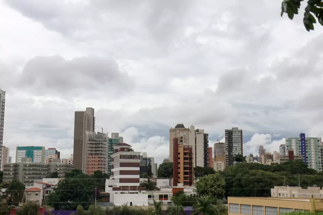 a foto mostra prédios na cidade de Campinas - clima final de semana