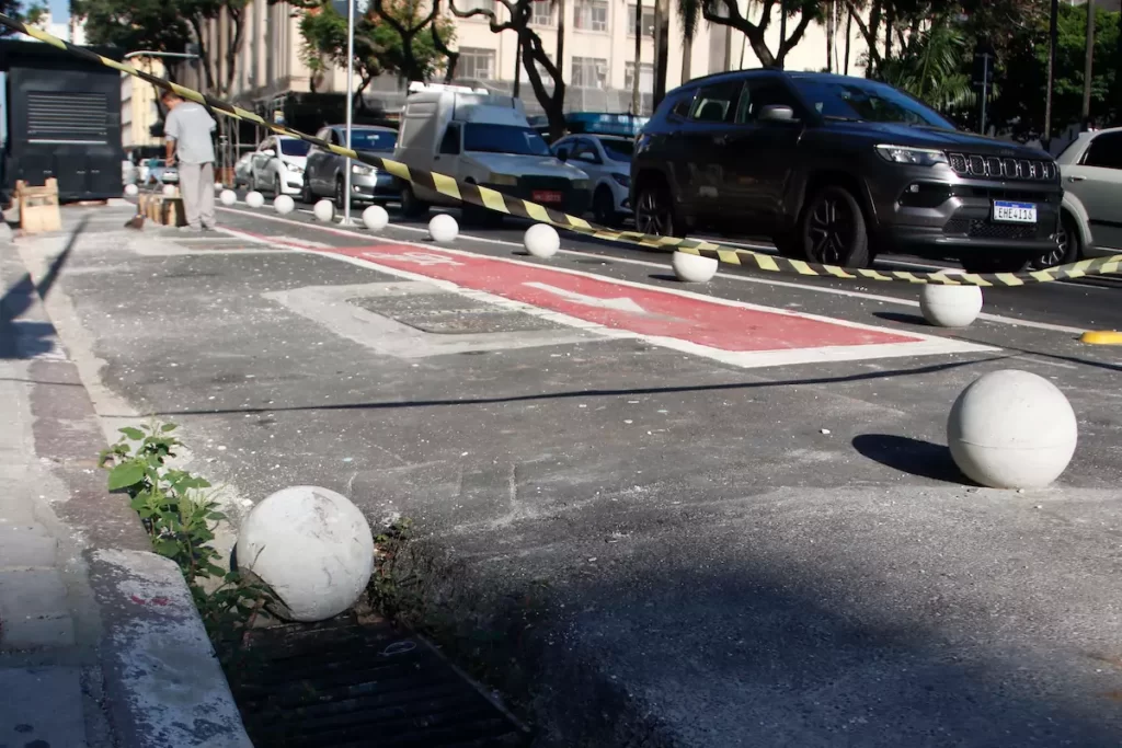 a foto mostra uma das bolas de concreto soltas na avenida