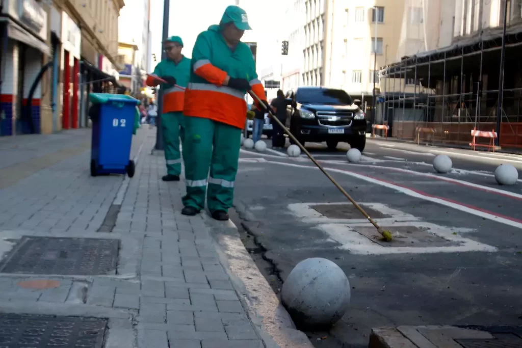 a foto mostra uma das bolas de concreto soltas na avenida