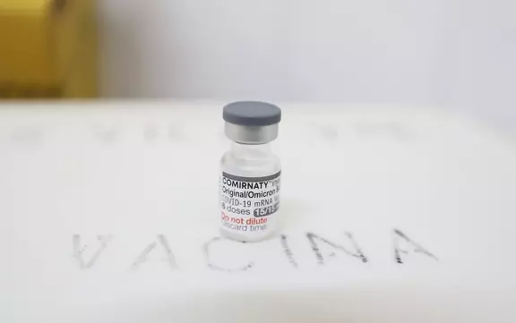 a foto mostra uma dose da vacina bivalente