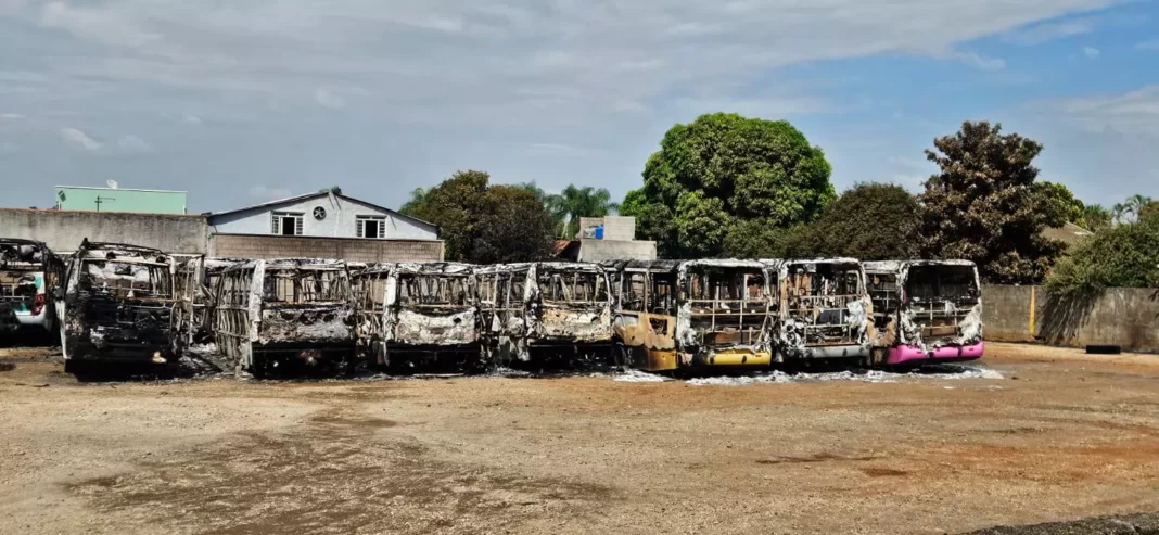 a foto mostra a carcaça dos 18 ônibus atingidos pelo incêndio