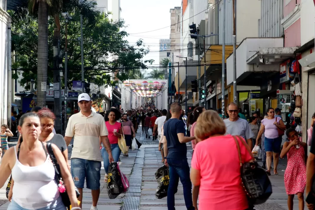 a foto mostra pessoas caminhando na Rua 13 de Maio em Campinas