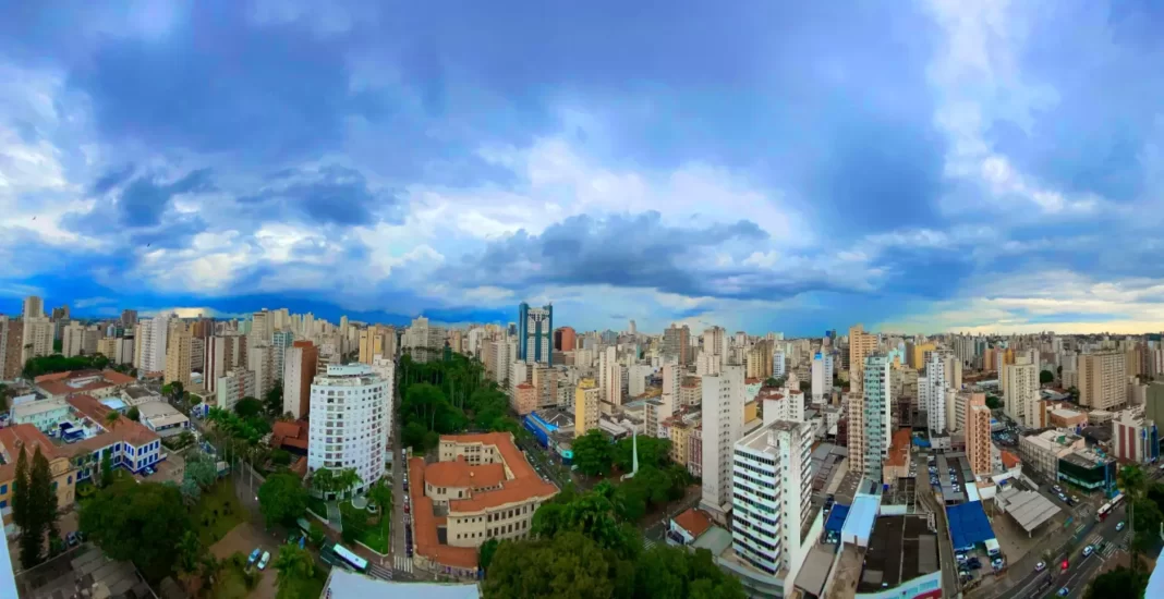 a foto mostra uma visão panorâmica da cidade de Campinas