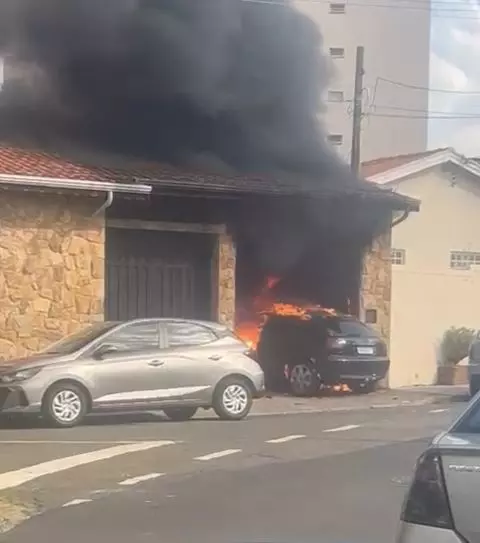 a foto mostra o incêndio na garagem da casa