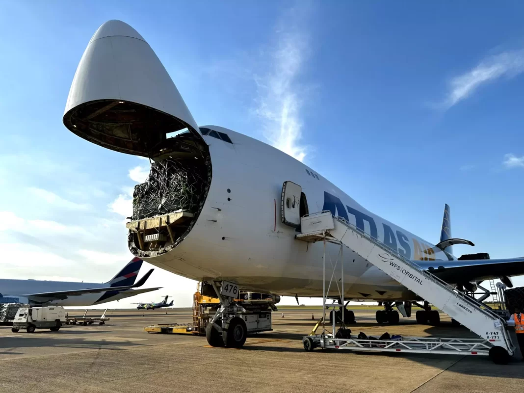 a foto mostra um avião com uma parte de carga aberta
