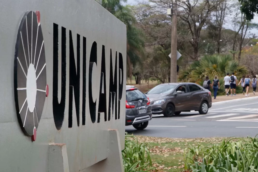 a foto mostra o letreiro da Unicamp, que teve mais da metade dos alunos matriculados em 2024 do ensino público