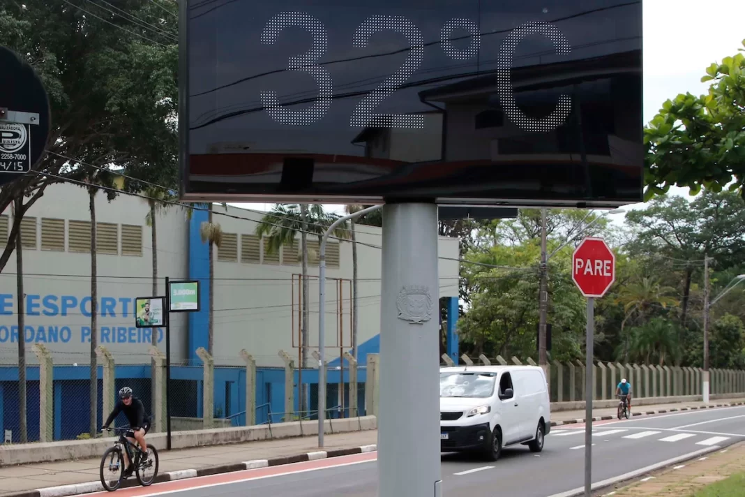 a foto mostra um termômetro de rua marcando 32°C - cidades interior de SP