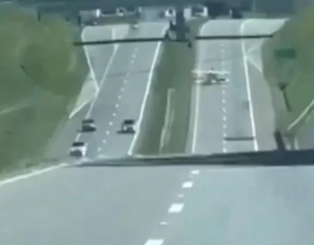 Vídeo mostra avião pousando em rodovia (Foto: Reprodução/EPTV Campinas)