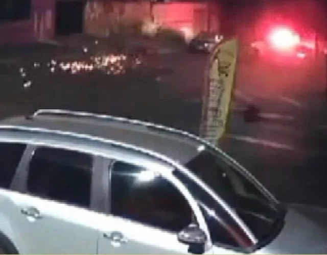 Vídeo mostra carro da PM atingindo moto (Foto: Reprodução/EPTV Campinas)