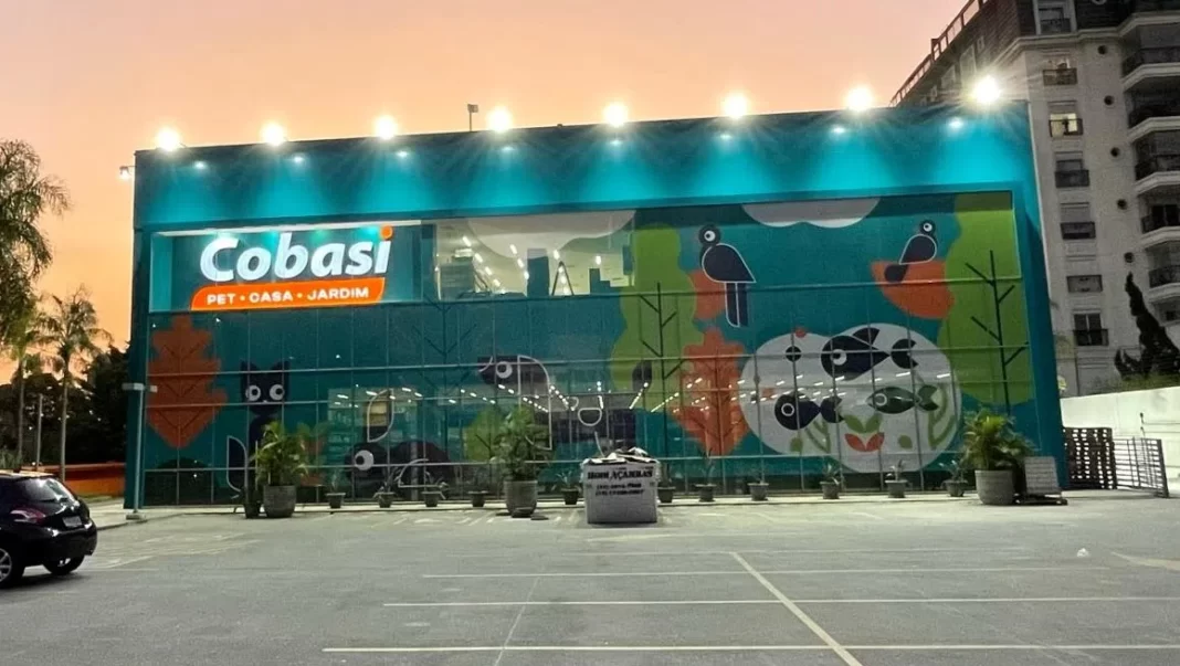 a foto mostra a fachada de uma das lojas da Cobasi