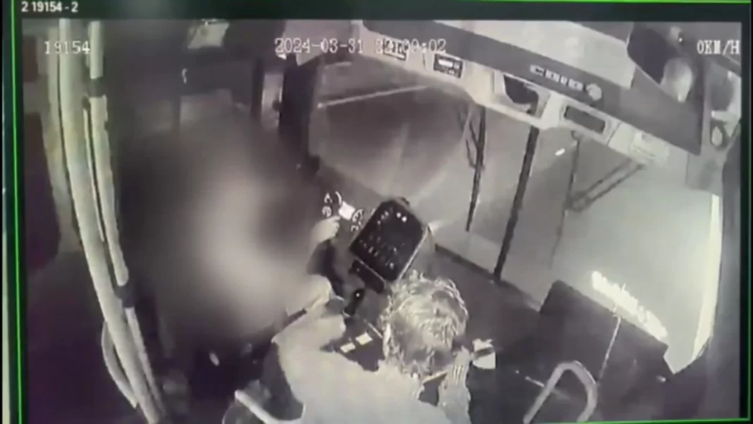 Vídeos mostram como ladrão agiu dentro do ônibus (Foto: Reprodução/EPTV Campinas)