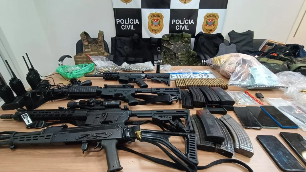 Armas e equipamentos foram apreendidos pela polícia (Foto: Divulgação/Polícia Civil)