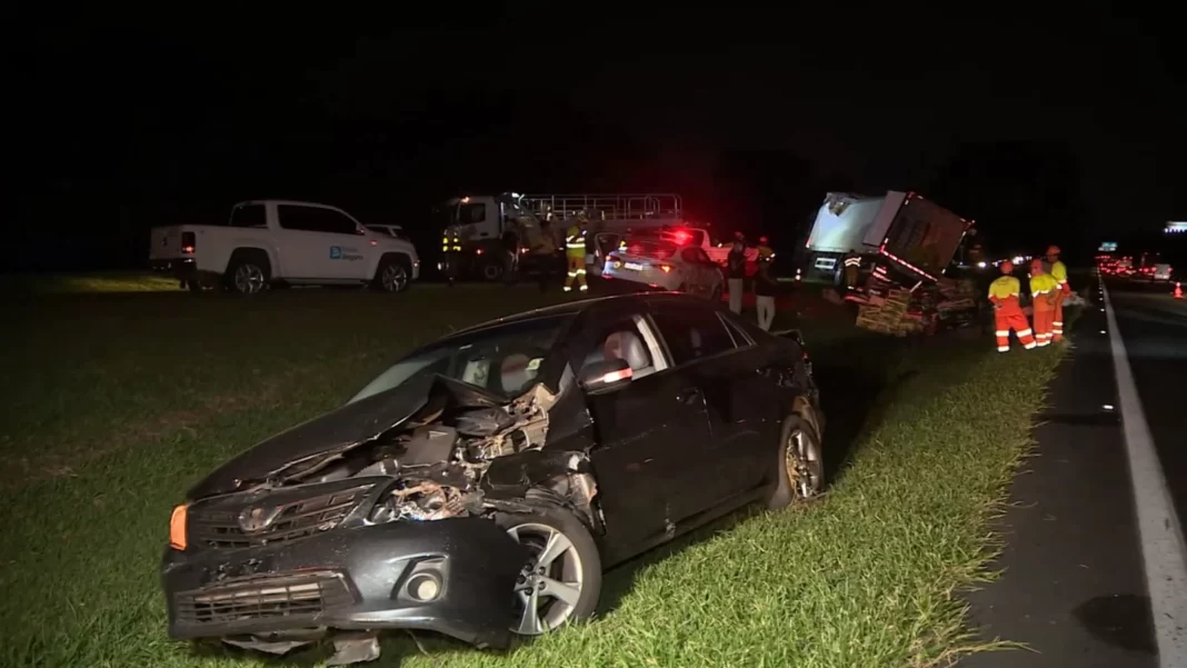 Carro foi atingido por caminhão na Rodovia dos Bandeirantes (Foto: Reprodução/EPTV Campinas)