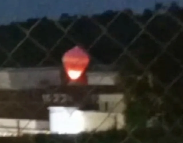 Balão caiu sobre o telhado do hospital, em Campinas (Foto: Reprodução/EPTV Campinas)