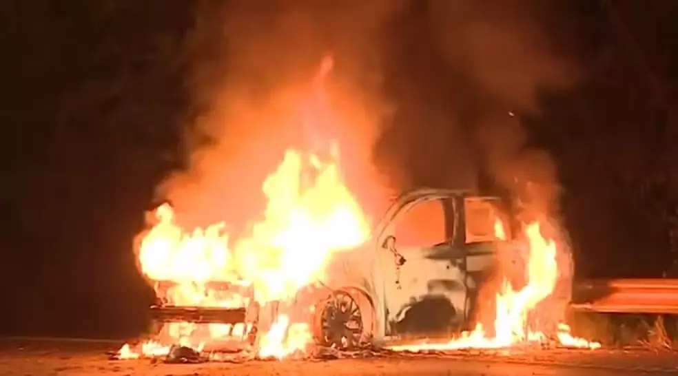 Depois do ataque aos carros-fortes na Luiz de Queiroz, um veículo foi abandonado em chamas na estrada, que foi parcialmente interditada (Foto: Jefferson Souza/ EPTV)