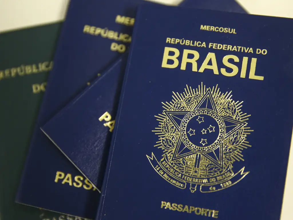 a foto mostra três passaportes sobreposto