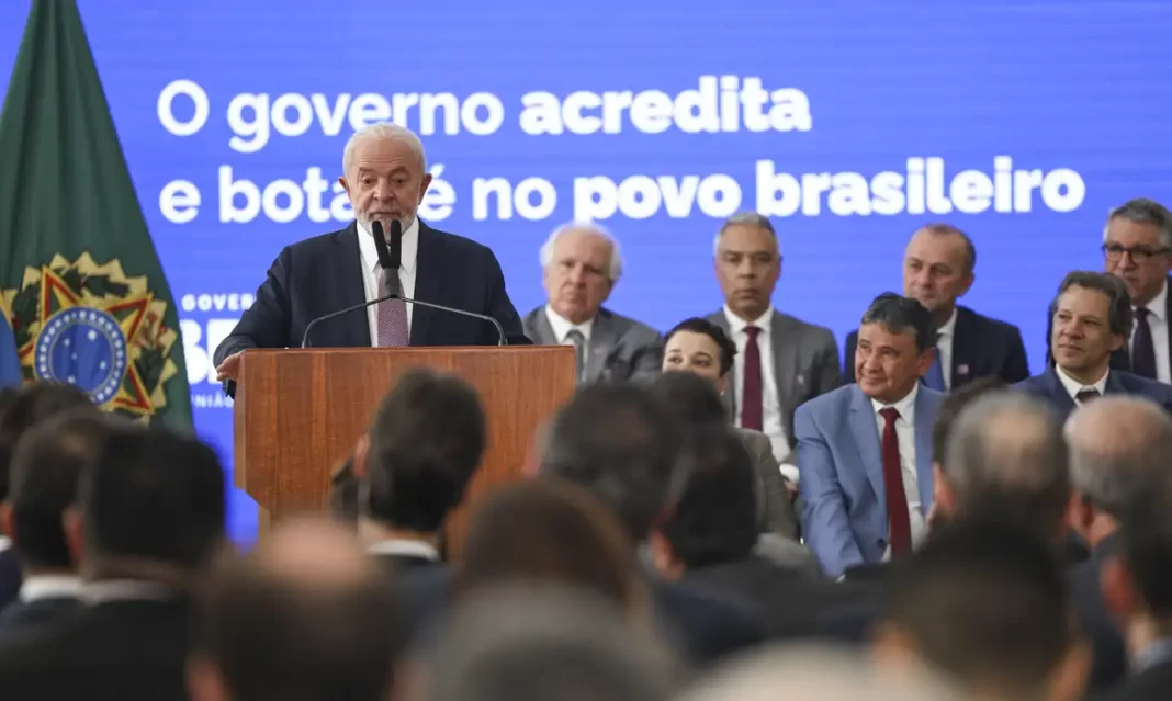 a foto mostra o presidente Lula em um pupito sobre o novo programa