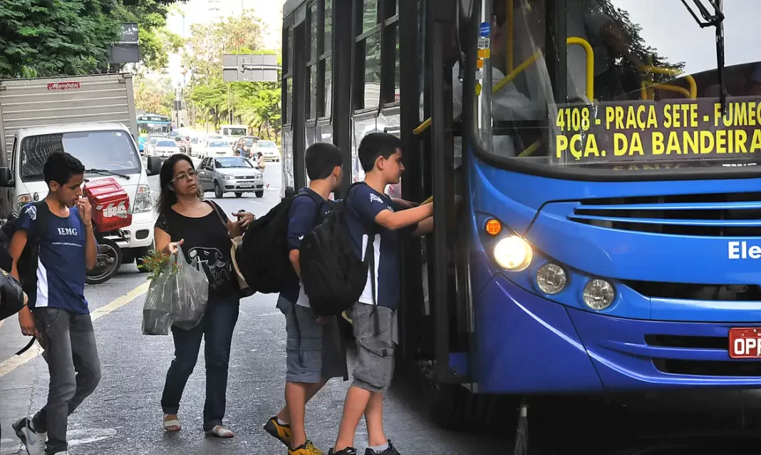 a foto mostra passageiros entrando em um ônibus em Belo Horizonte - tarifa zero