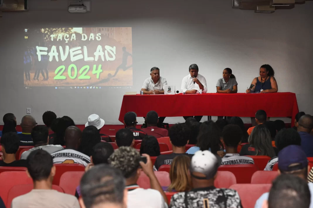 a foto mostra o evento para sorteio da Taça das Favelas 2024