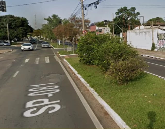 Mulher morreu após ser atropelada por ônibus (Foto: Reprodução/Google Street View)