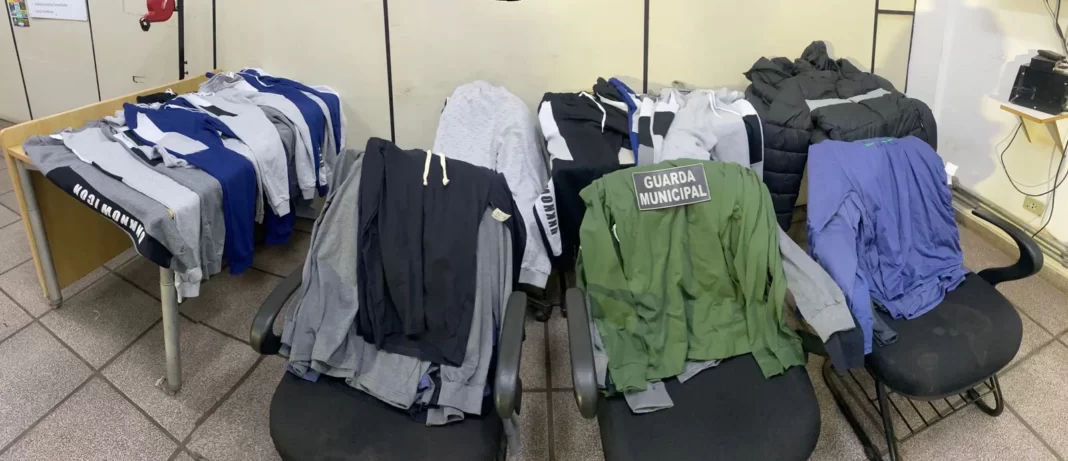 a foto mostra as peças que foram furtadas da loja de roupas