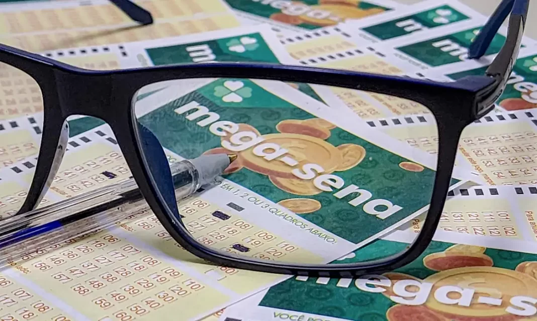 a foto mostra um óculos em cima de bilhetes da Mega-Sena