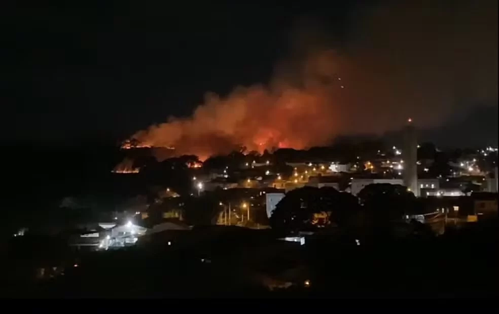 Qhamas e a fumaça da queimada impressionaram até os moradores dos bairros vizinhos, que chegaram a enviar imagens à Eptv (Foto: Claudia Pereira/arquivo pessoal)