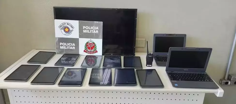 a foto mostra os aparelhos eletrônicos e a TV que foram furtados