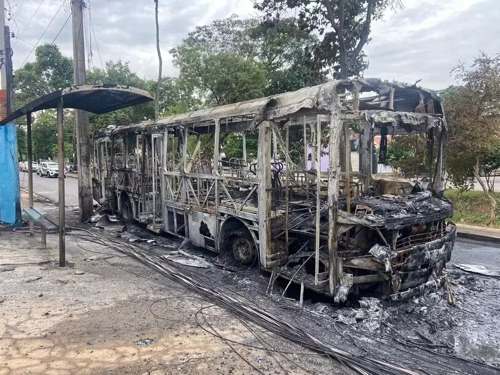 a foto mostra o que sobrou do ônibus que foi totalmente queimado