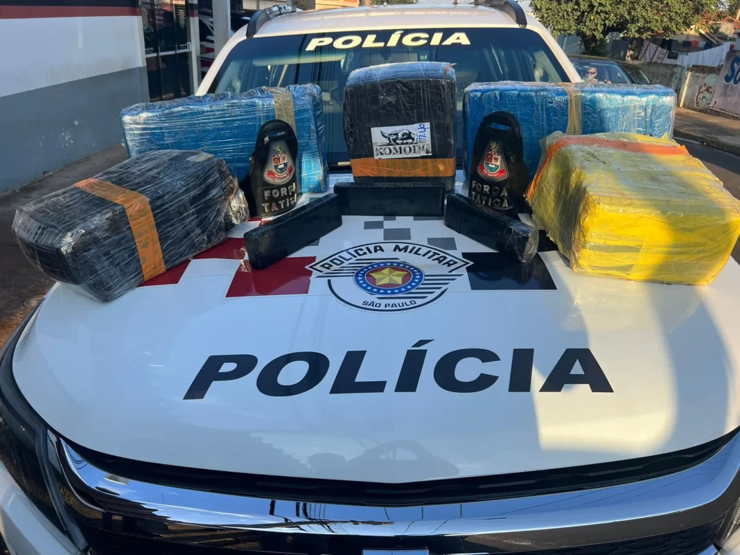 Os 68 kg da droga estavam no porta-malas do carro (Foto: Divulgação/PM)