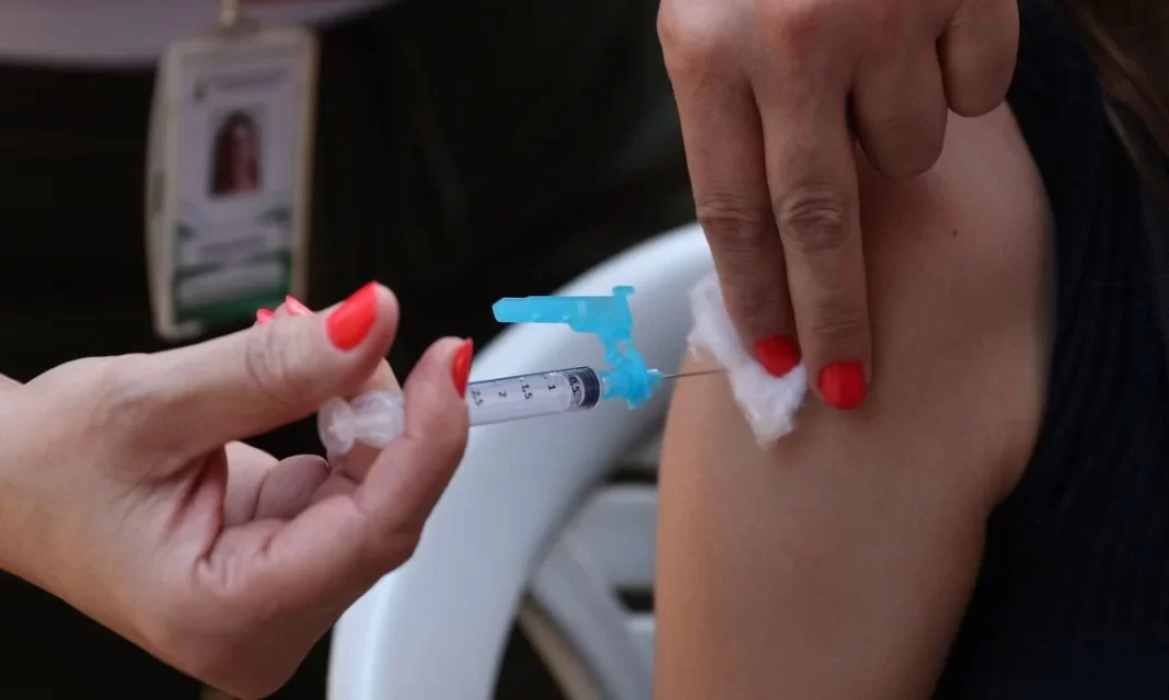 Público-alvo prioritário da vacina é formado também por pessoas imunossuprimidas, vítimas de violência sexual e portadores de Papilomatose Respiratória Recorrente (Agência Brasil)