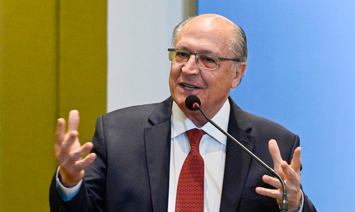 Alckmin afirma que governo estuda aumento na quantidade de etanol na gasolina