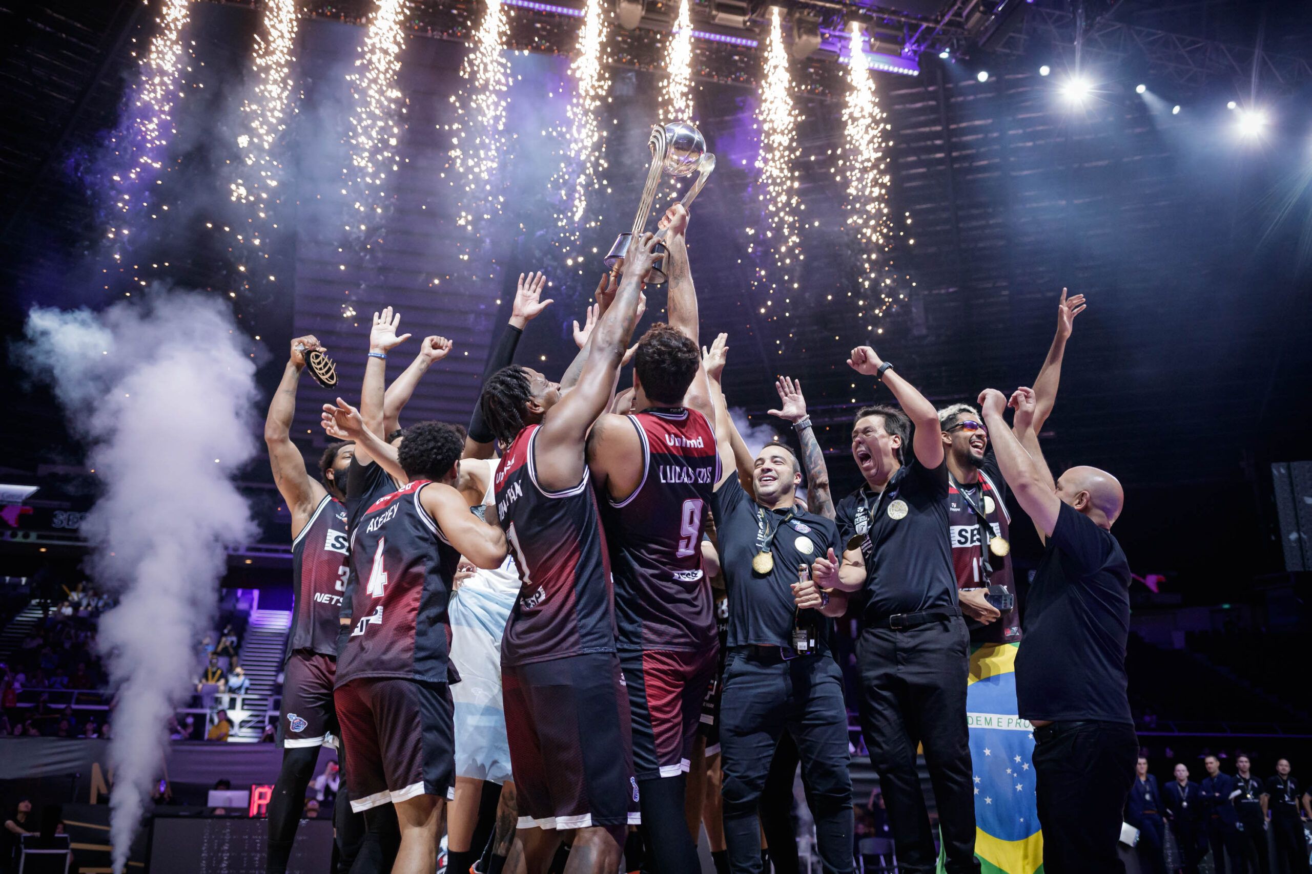 Franca é campeão mundial de basquete com cesta no último segundo