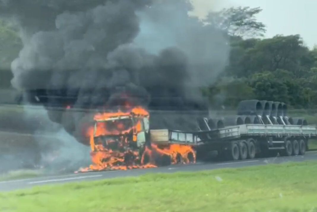 Caminhão pega fogo na rodovia Anhanguera