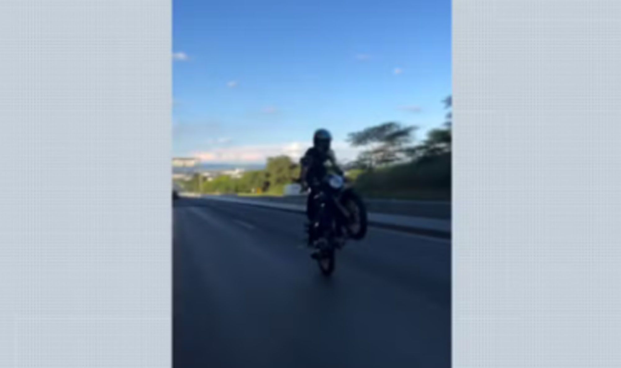 Motoqueiro empinando a moto
