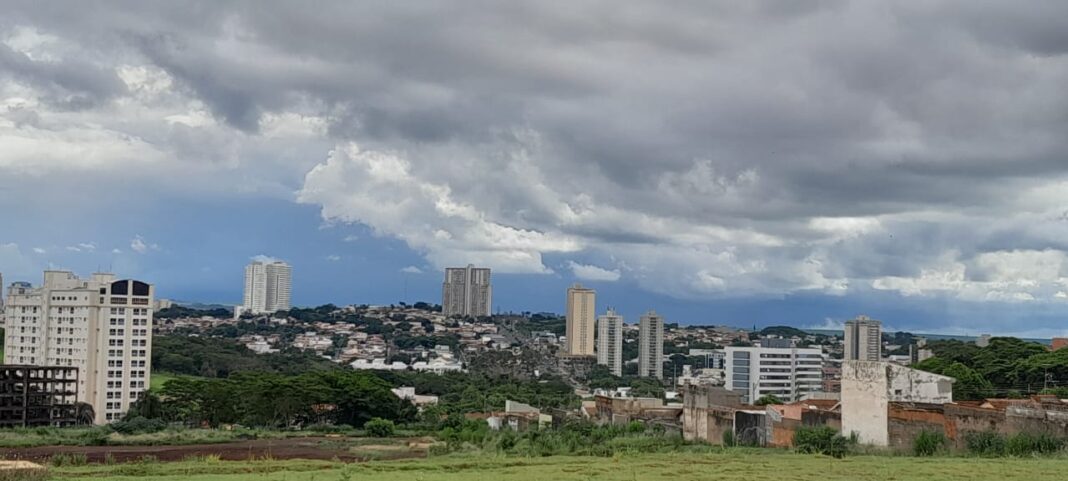 Nuvens carregadas sobre Ribeirão Preto