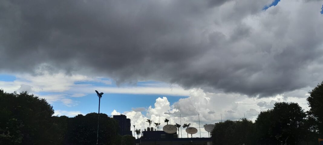 Nuvens de chuva chgando a Ribeirão Preto