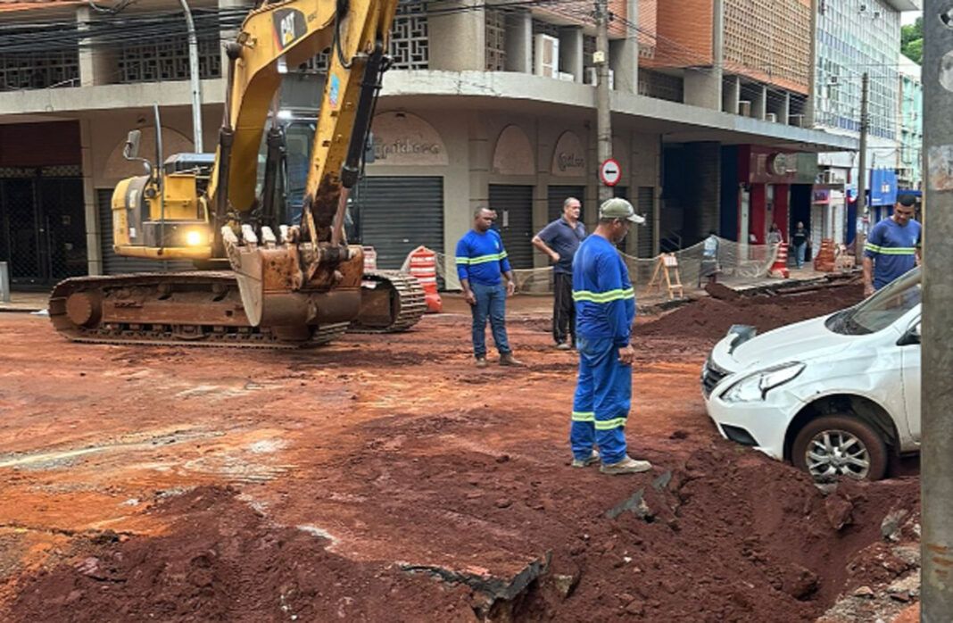 Acidente com carro em obra no Centro de Ribeirão Preto