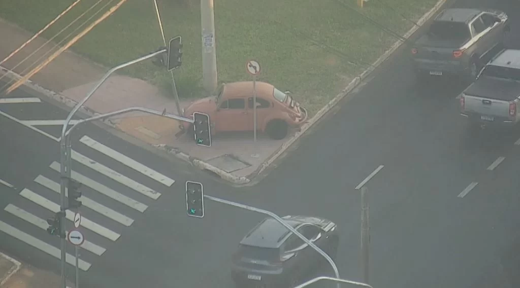 Fusca bate em poste de semáforo em Ribeirão Preto