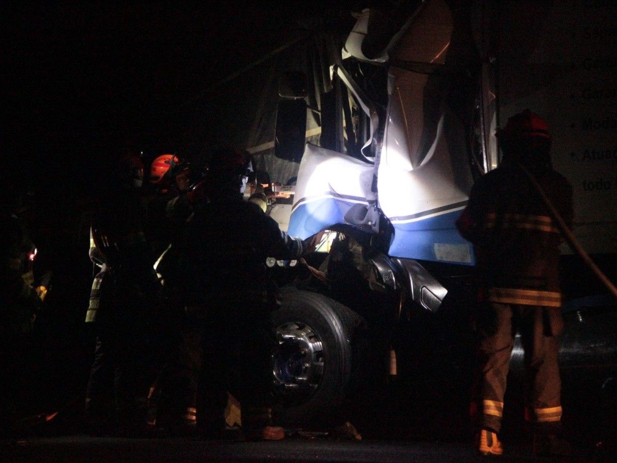 Acidente entre carro e caminhão em São Carlos mata 4 pessoas na SP