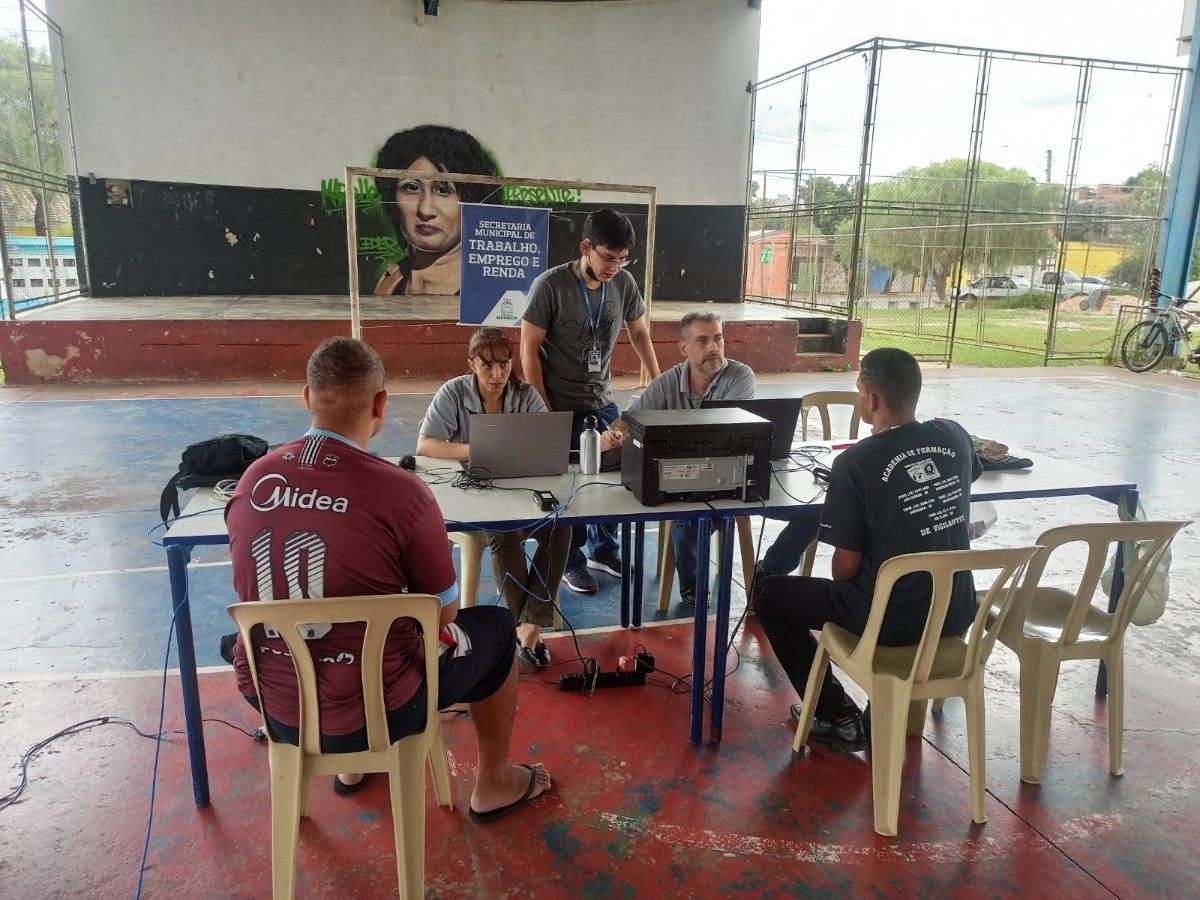 Trabalhador Da Construção Civil Em Casa Em Construção. Trabalhador Da  Construção De Um Homem, Um Local De Trabalho. Retrato Do Con Foto de Stock  - Imagem de casa, empregado: 278076726