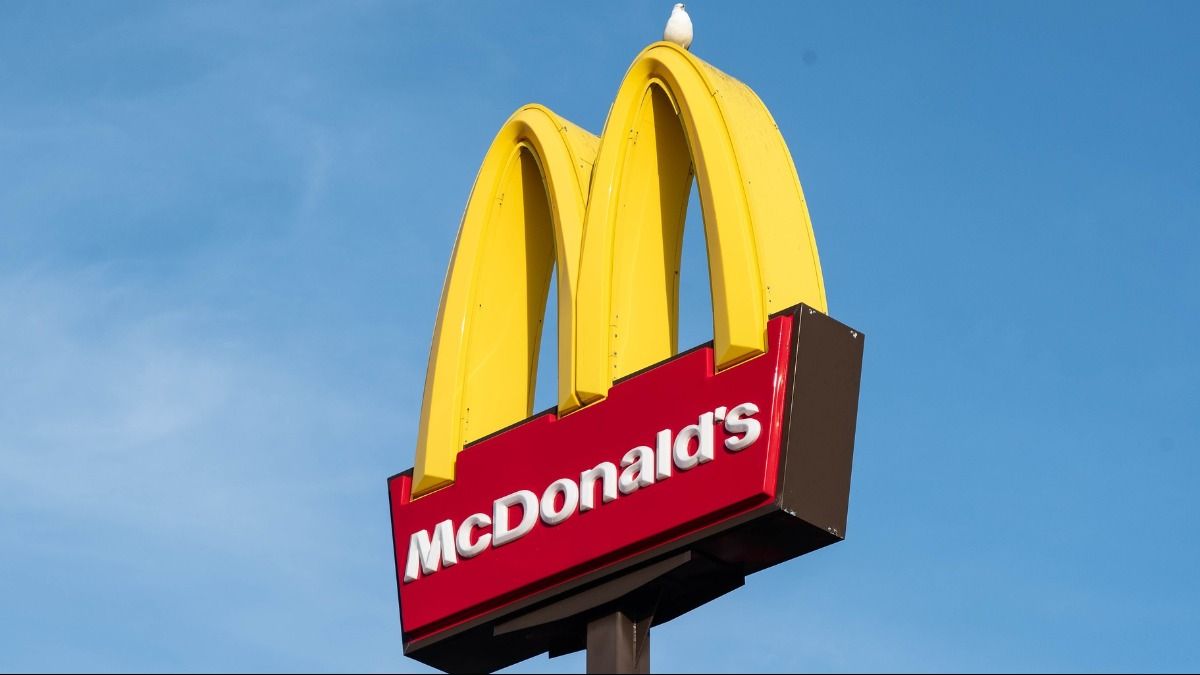 Foto mostra o logo do McDonald's, com o M em amarelo e o letreiro vermelho